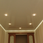 натяжной потолок с точечными светильниками